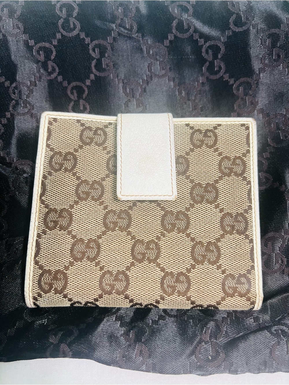 Gucci White Leather Bi-Fold Wallet with Snap Tab